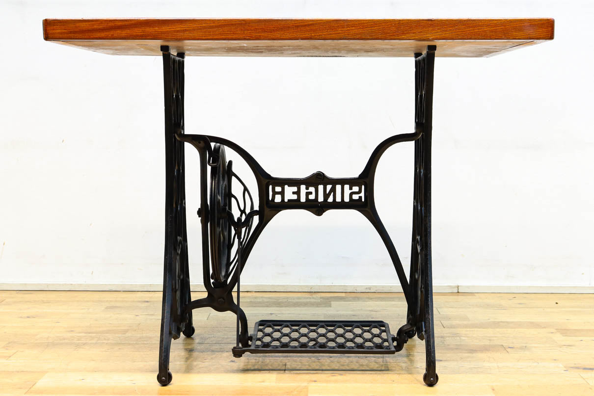 SINGER社のミシン台を活かしたレトロ感のあるテーブル　BB3147