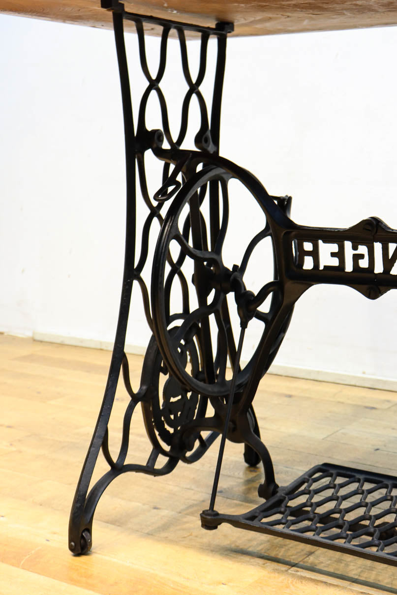 SINGER社のミシン台を活かしたレトロ感のあるテーブル　BB3147