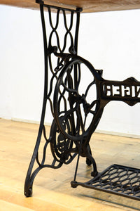 SINGER社のミシン台を活かしたレトロ感のあるテーブル　BB3147