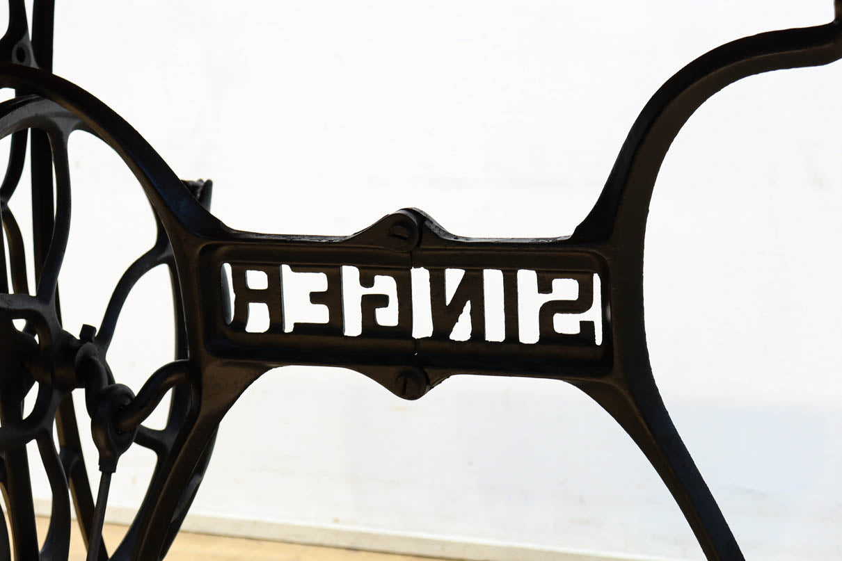 SINGER社のミシン台を活かしたレトロ感のあるテーブル　BB3147