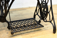 SINGER社のミシン台を活かしたレトロ感のあるテーブル　BB3147