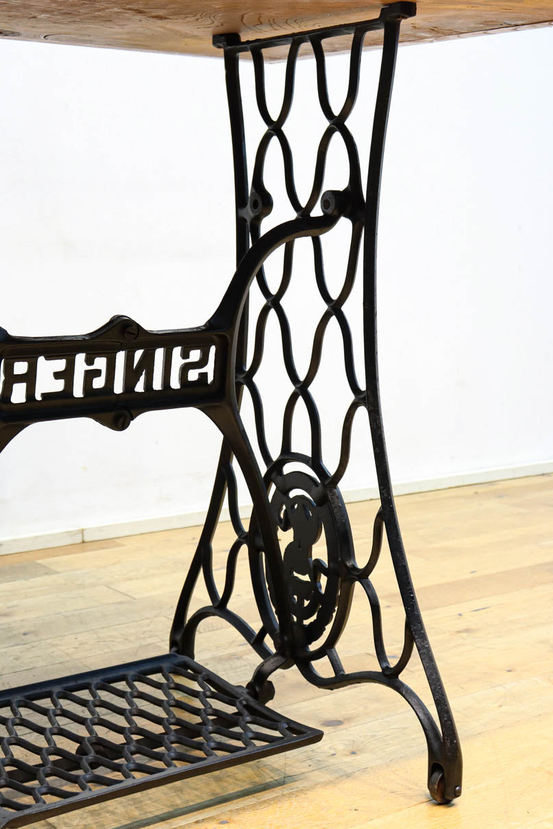 SINGER社のミシン台を活かしたレトロ感のあるテーブル　BB3147