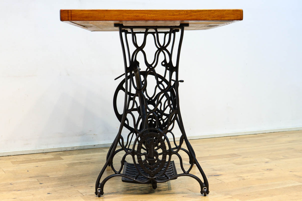 SINGER社のミシン台を活かしたレトロ感のあるテーブル　BB3147