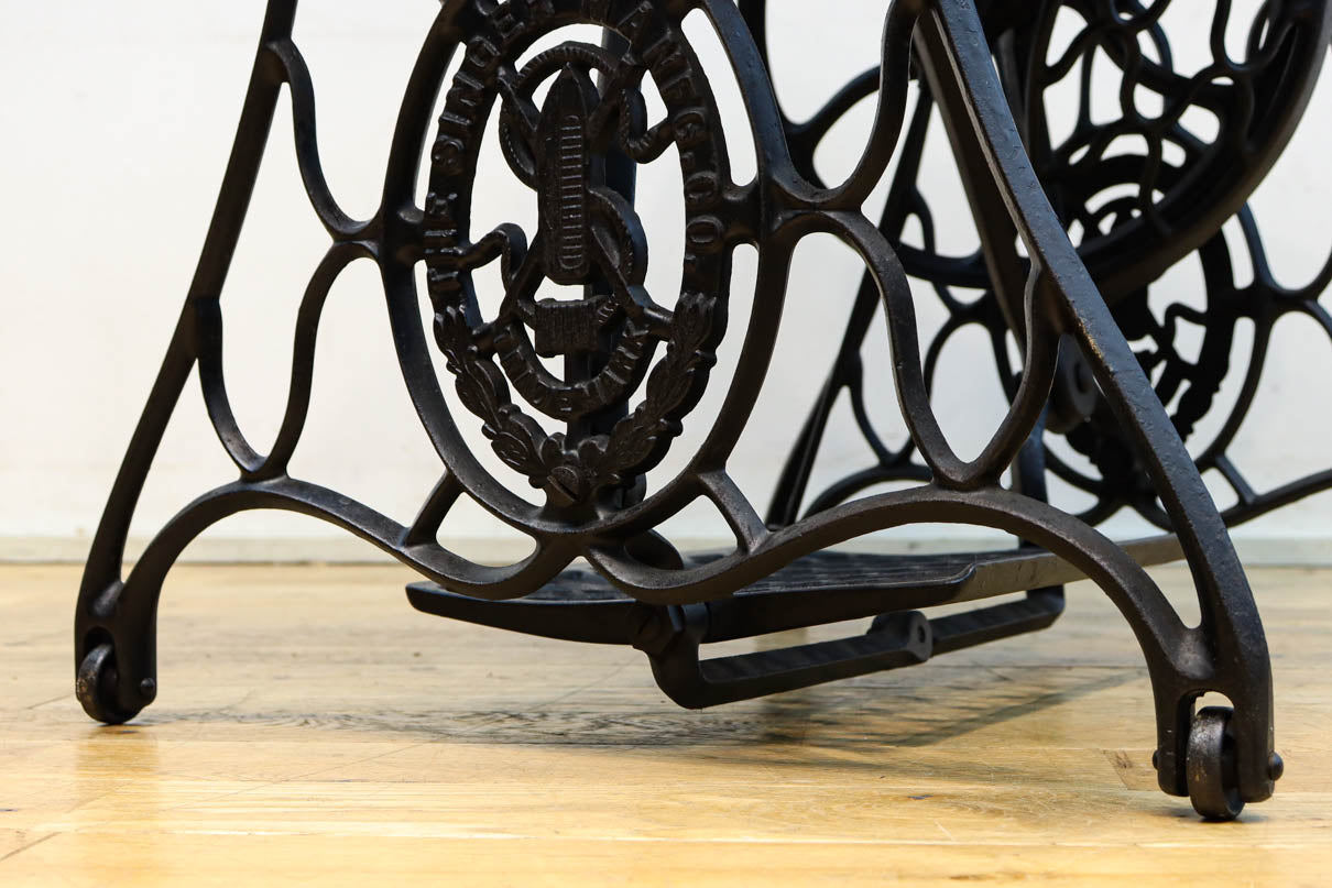 SINGER社のミシン台を活かしたレトロ感のあるテーブル　BB3147