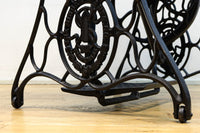 SINGER社のミシン台を活かしたレトロ感のあるテーブル　BB3147