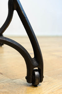 SINGER社のミシン台を活かしたレトロ感のあるテーブル　BB3147