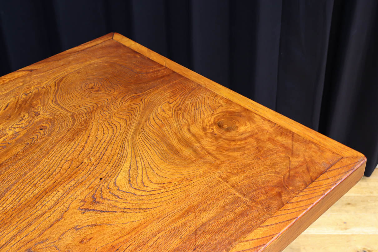 SINGER社のミシン台を活かしたレトロ感のあるテーブル　BB3147