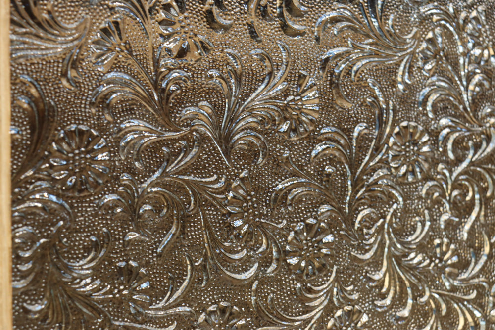 花模様のプレスガラスが可愛らしい木地色のガラスケース　BB3149