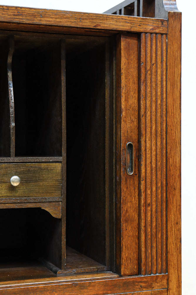 木枠デザインや蛇腹戸造りがお洒落なレトロ本棚　BB3150