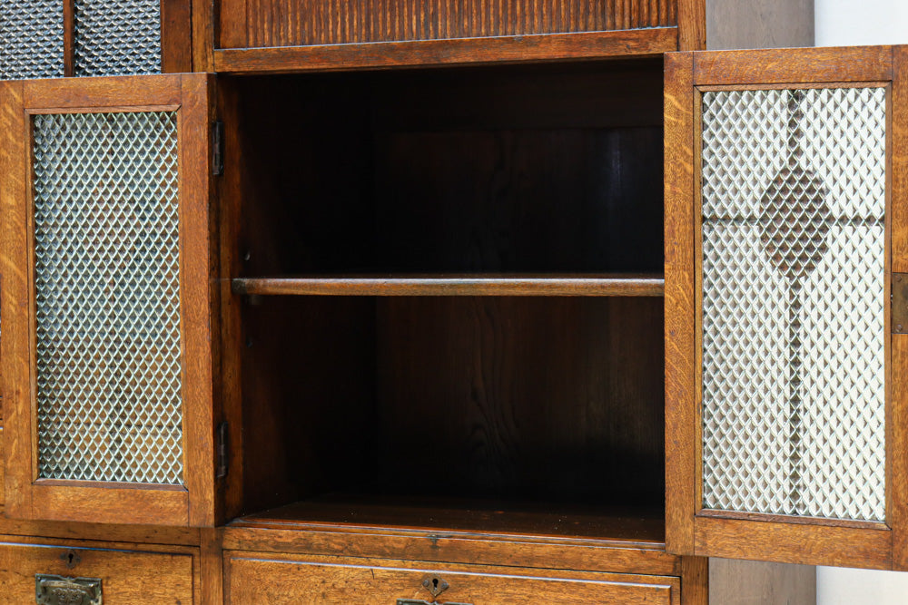 木枠デザインや蛇腹戸造りがお洒落なレトロ本棚　BB3150