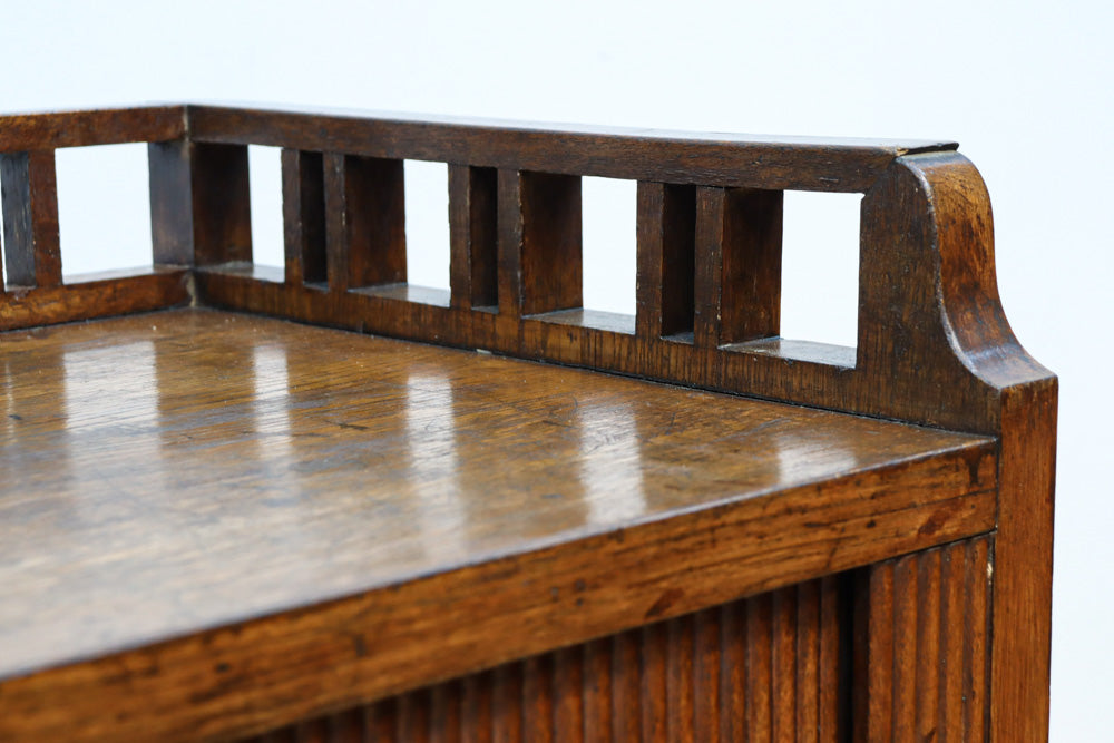 木枠デザインや蛇腹戸造りがお洒落なレトロ本棚　BB3150