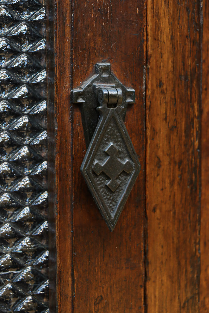 木枠デザインや蛇腹戸造りがお洒落なレトロ本棚　BB3150