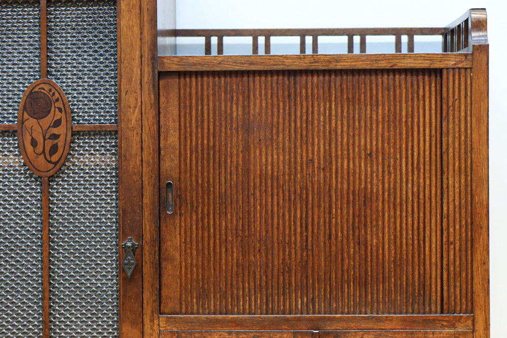 木枠デザインや蛇腹戸造りがお洒落なレトロ本棚　BB3150