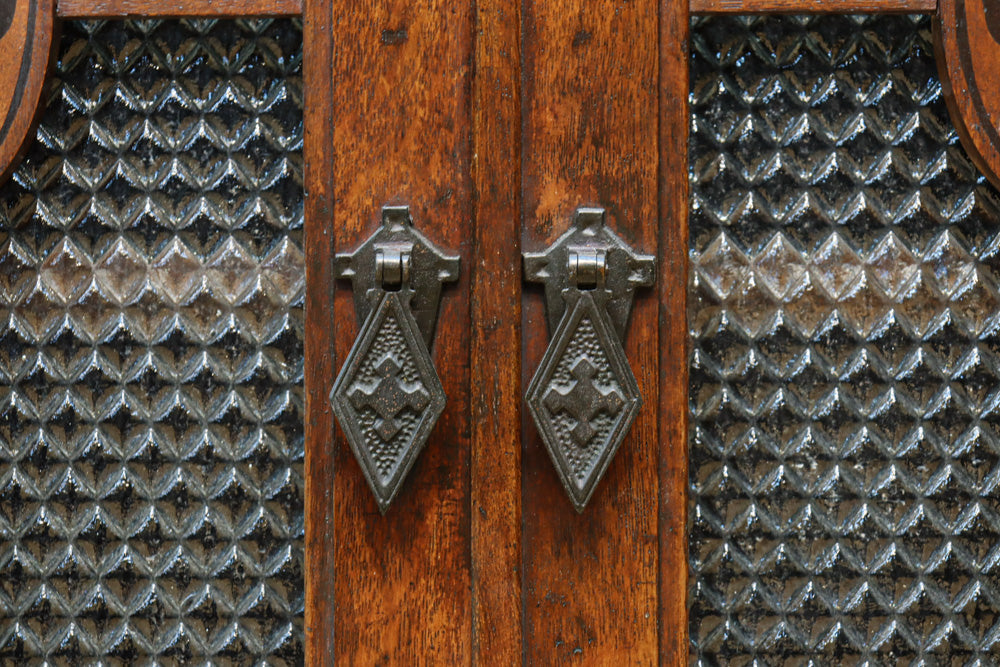 木枠デザインや蛇腹戸造りがお洒落なレトロ本棚　BB3150