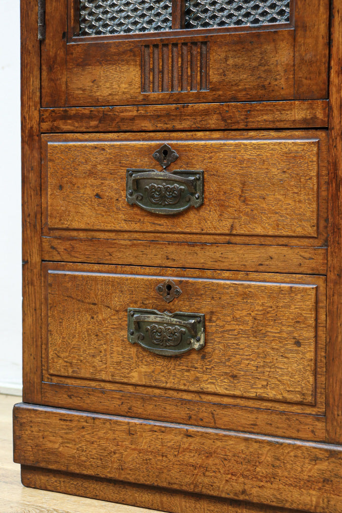 木枠デザインや蛇腹戸造りがお洒落なレトロ本棚　BB3150