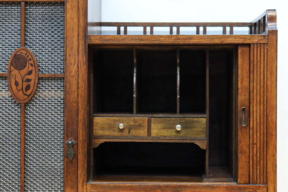 木枠デザインや蛇腹戸造りがお洒落なレトロ本棚　BB3150