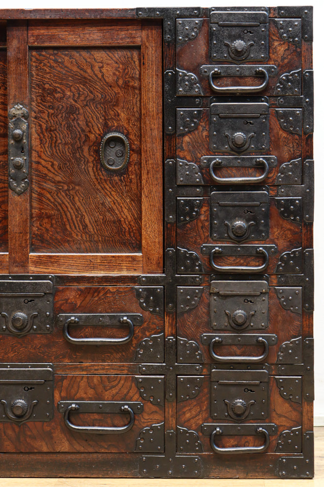 全面総けやき！！時代を経た漆の風合いと鉄金具の味わいが見事な極上