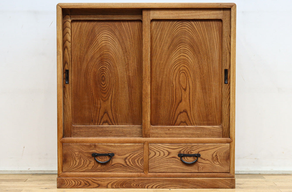 優美な杢目が流れる素地色の三方総欅収納箪笥　BB3153