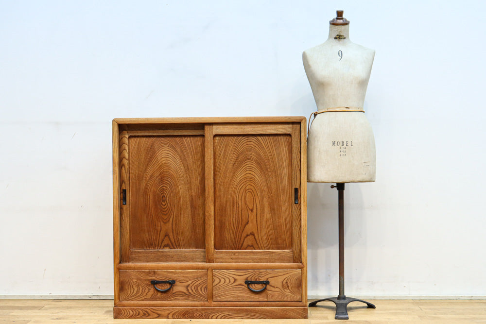 優美な杢目が流れる素地色の三方総欅収納箪笥　BB3153