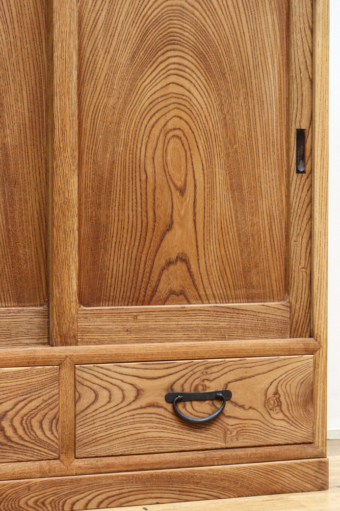 優美な杢目が流れる素地色の三方総欅収納箪笥　BB3153