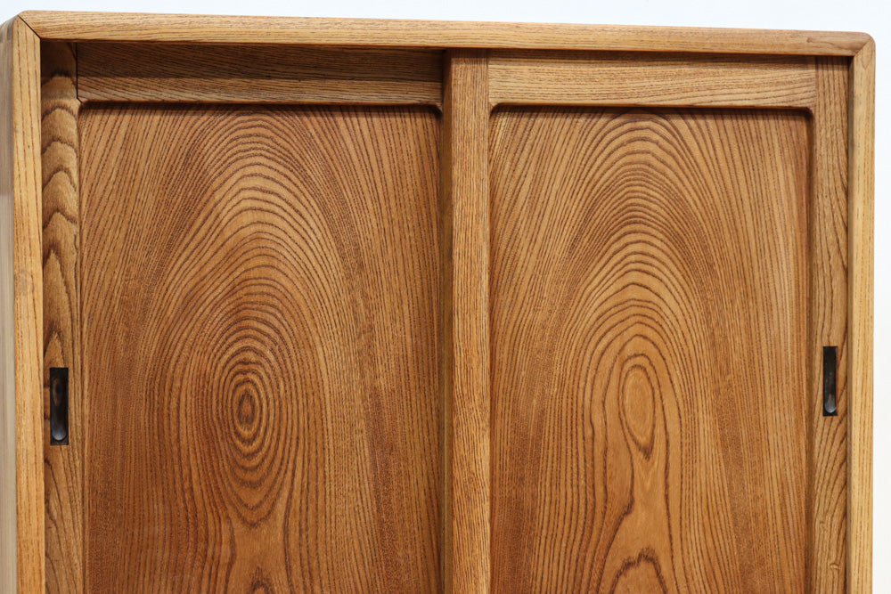 優美な杢目が流れる素地色の三方総欅収納箪笥　BB3153