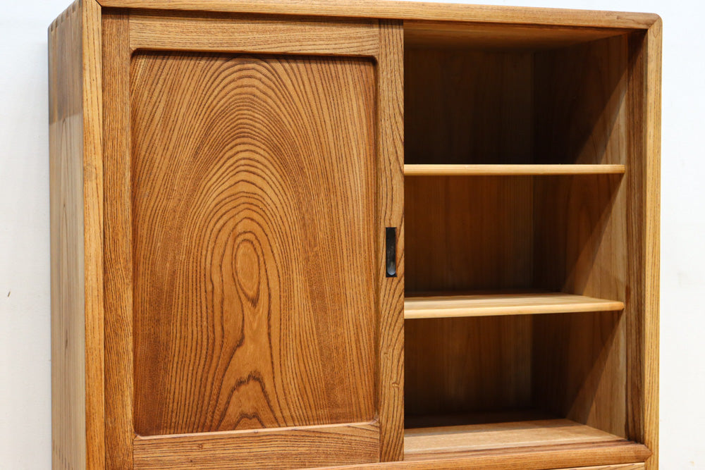 優美な杢目が流れる素地色の三方総欅収納箪笥　BB3153