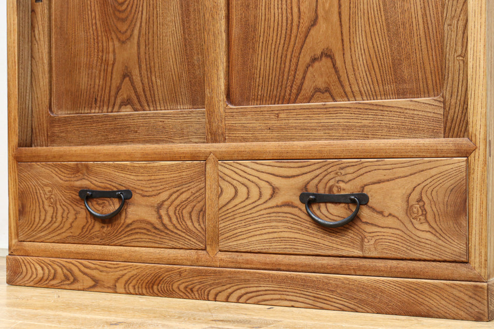 優美な杢目が流れる素地色の三方総欅収納箪笥　BB3153