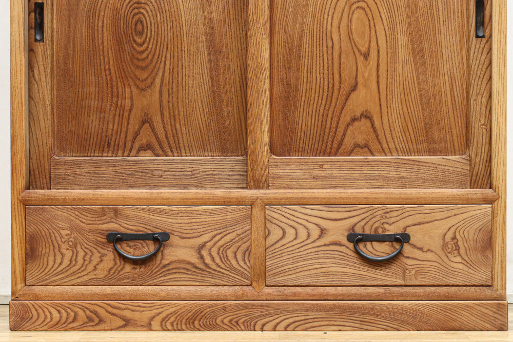 優美な杢目が流れる素地色の三方総欅収納箪笥　BB3153