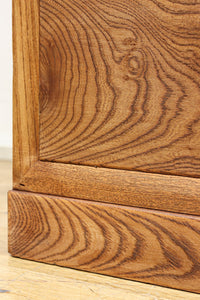 優美な杢目が流れる素地色の三方総欅収納箪笥　BB3153