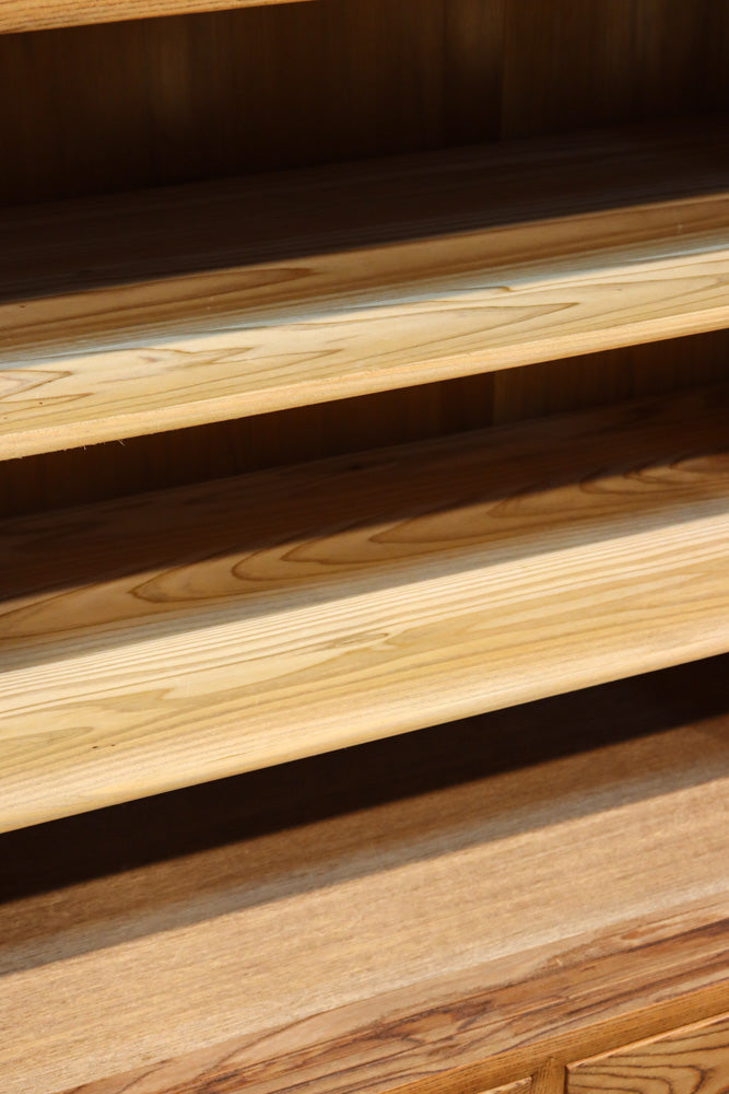 優美な杢目が流れる素地色の三方総欅収納箪笥　BB3153