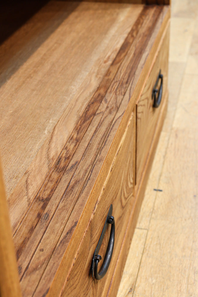 優美な杢目が流れる素地色の三方総欅収納箪笥　BB3153