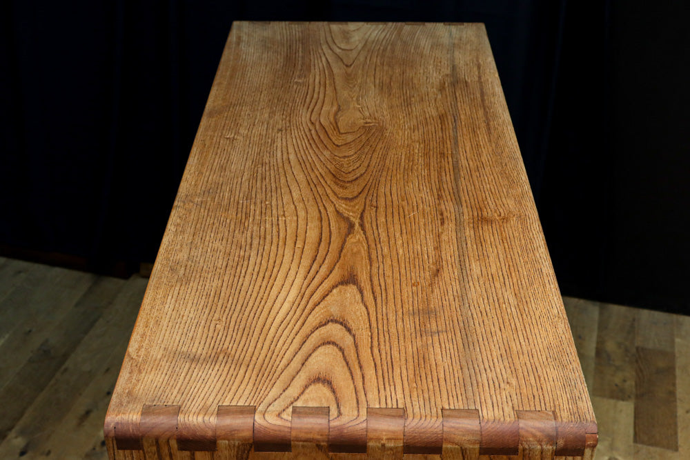 優美な杢目が流れる素地色の三方総欅収納箪笥　BB3153