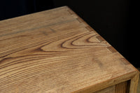 優美な杢目が流れる素地色の三方総欅収納箪笥　BB3153