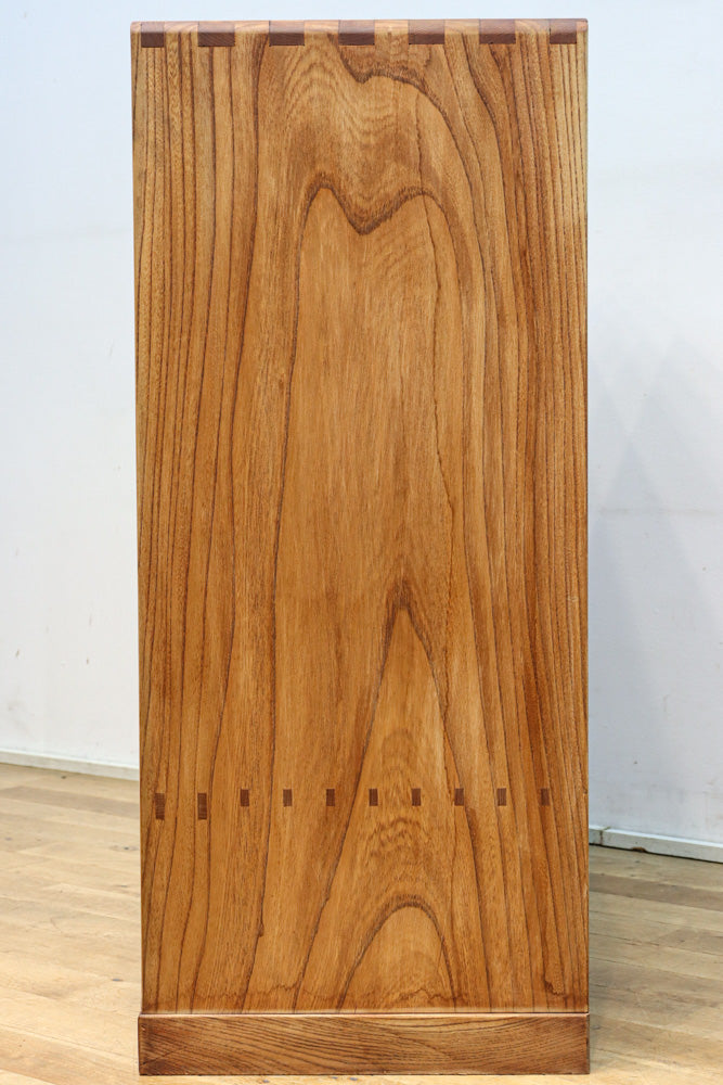 優美な杢目が流れる素地色の三方総欅収納箪笥　BB3153