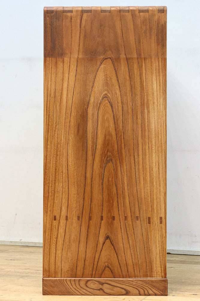 優美な杢目が流れる素地色の三方総欅収納箪笥　BB3153