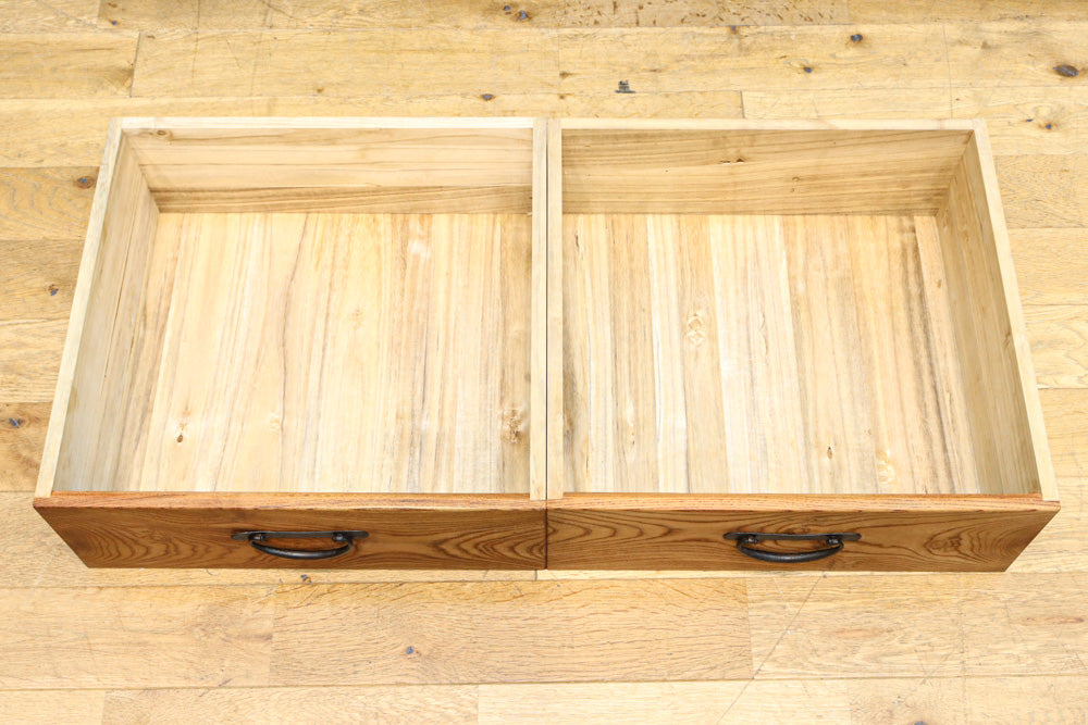 優美な杢目が流れる素地色の三方総欅収納箪笥　BB3153