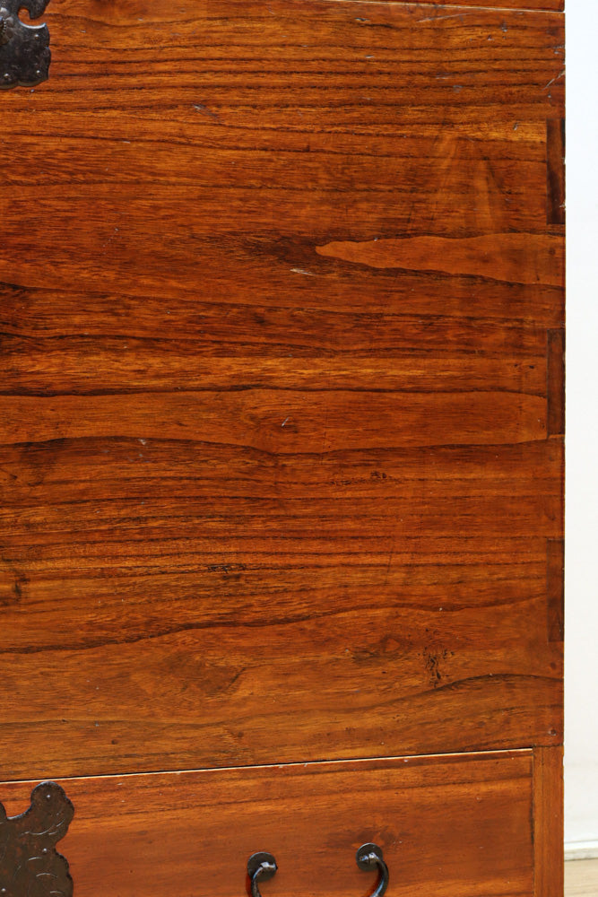 落ち着いた色艶で引き出し付きのつづら箱　BB3155