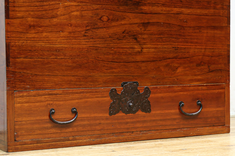 落ち着いた色艶で引き出し付きのつづら箱　BB3155