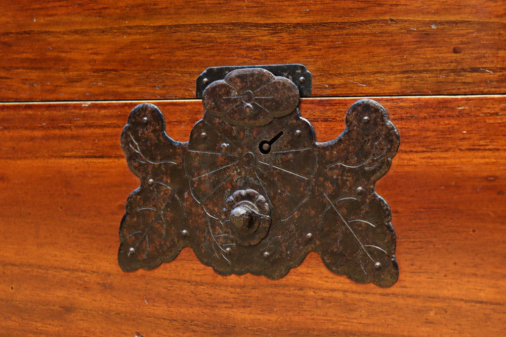 落ち着いた色艶で引き出し付きのつづら箱　BB3155