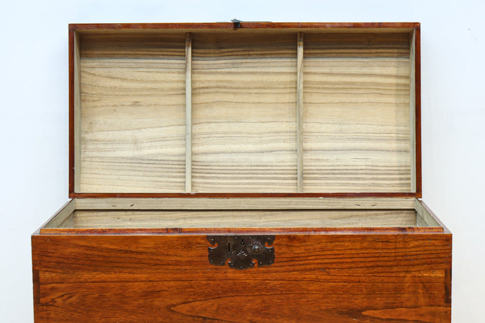 落ち着いた色艶で引き出し付きのつづら箱　BB3155