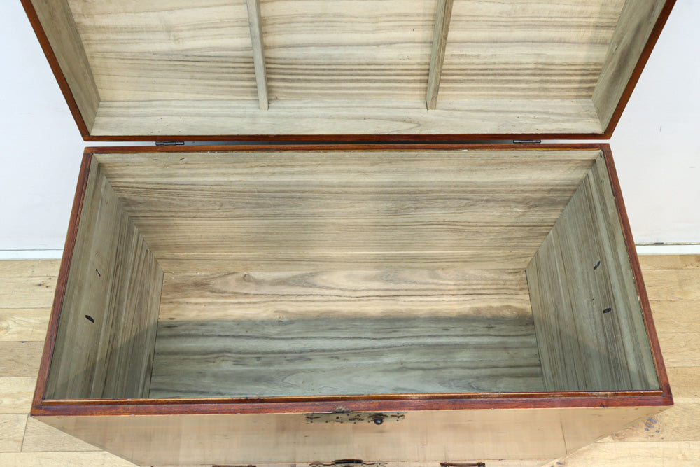 落ち着いた色艶で引き出し付きのつづら箱　BB3155