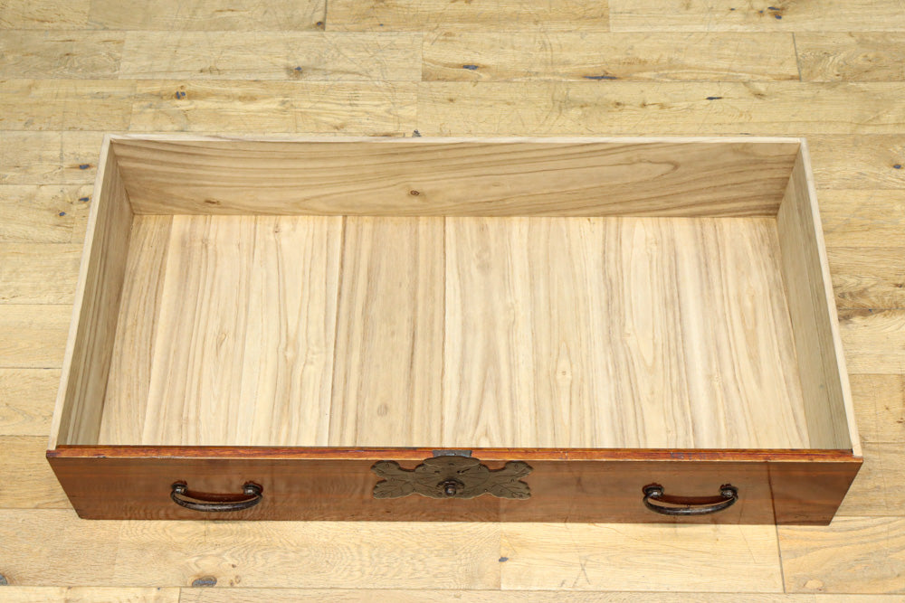 落ち着いた色艶で引き出し付きのつづら箱　BB3155