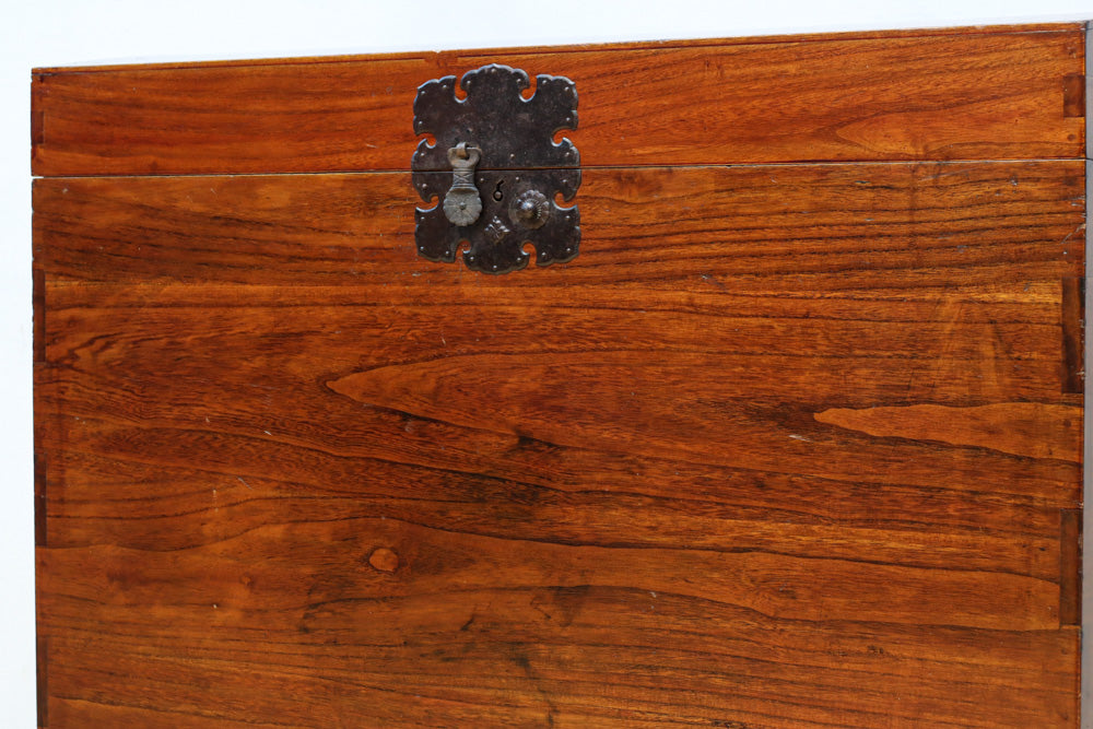 落ち着いた色艶で引き出し付きのつづら箱　BB3155