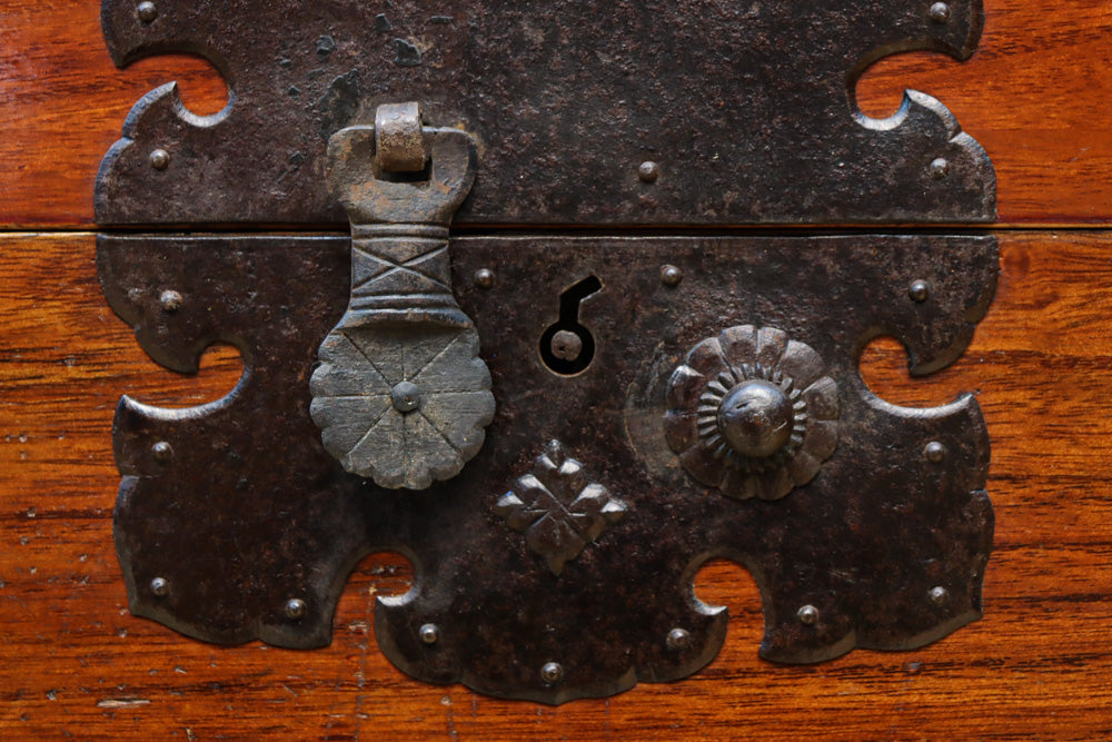 落ち着いた色艶で引き出し付きのつづら箱　BB3155