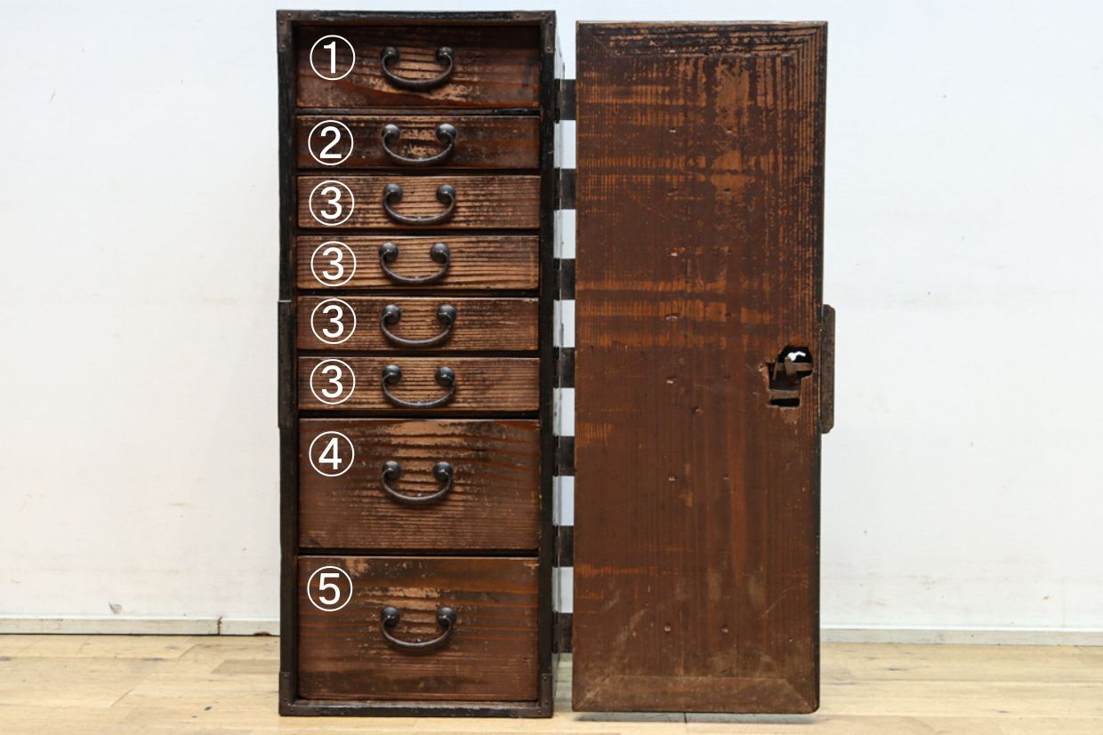 味わいのある色彩で歴史が感じられる北陸地方行商箪笥　BB3157