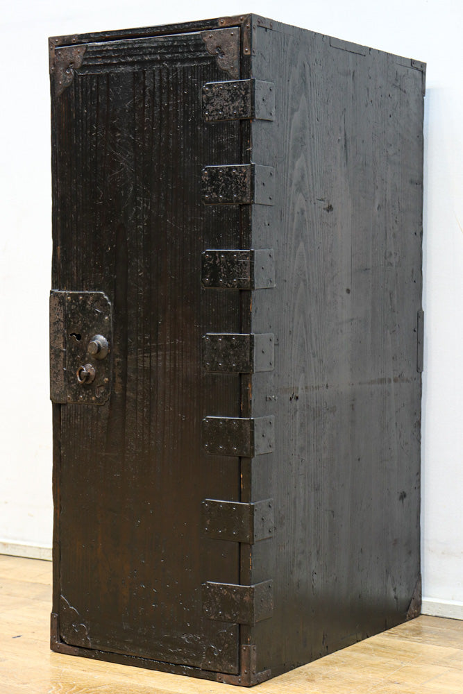 味わいのある色彩で歴史が感じられる北陸地方行商箪笥　BB3157