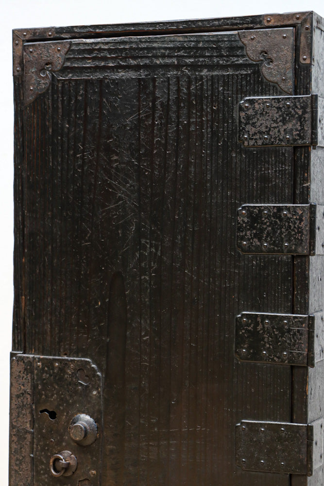 味わいのある色彩で歴史が感じられる北陸地方行商箪笥　BB3157