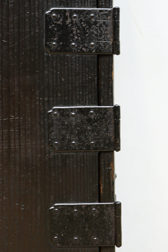 味わいのある色彩で歴史が感じられる北陸地方行商箪笥　BB3157