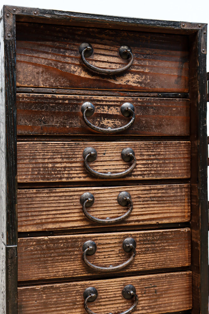 味わいのある色彩で歴史が感じられる北陸地方行商箪笥　BB3157