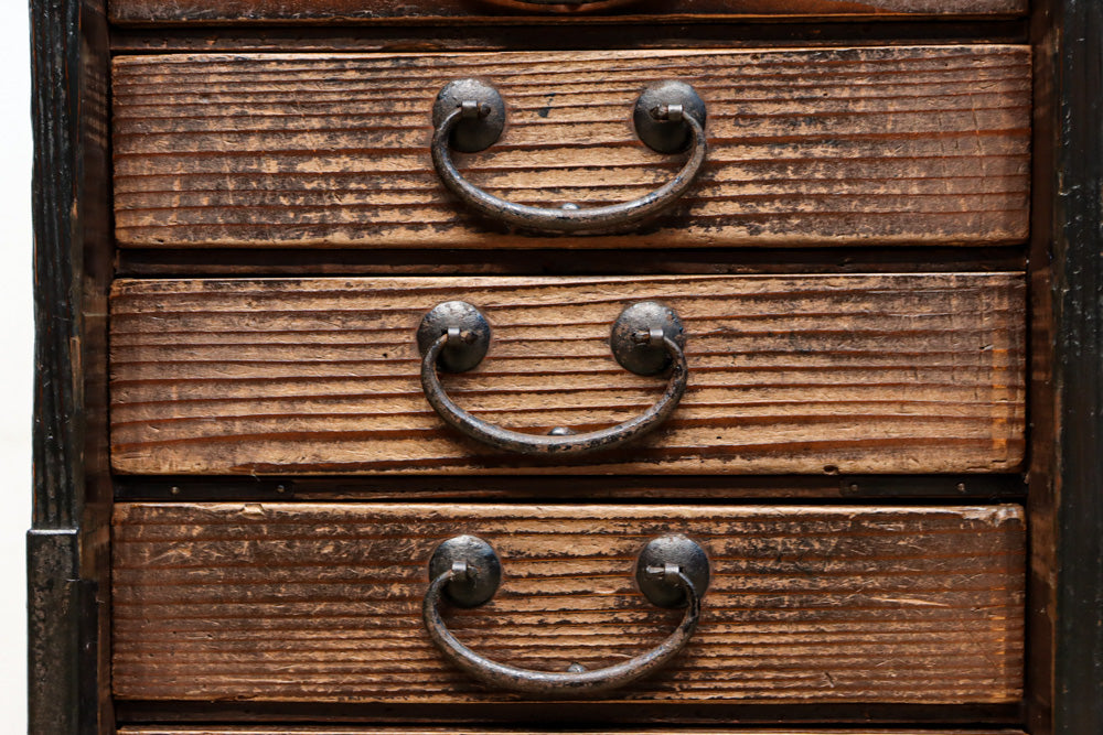 味わいのある色彩で歴史が感じられる北陸地方行商箪笥　BB3157
